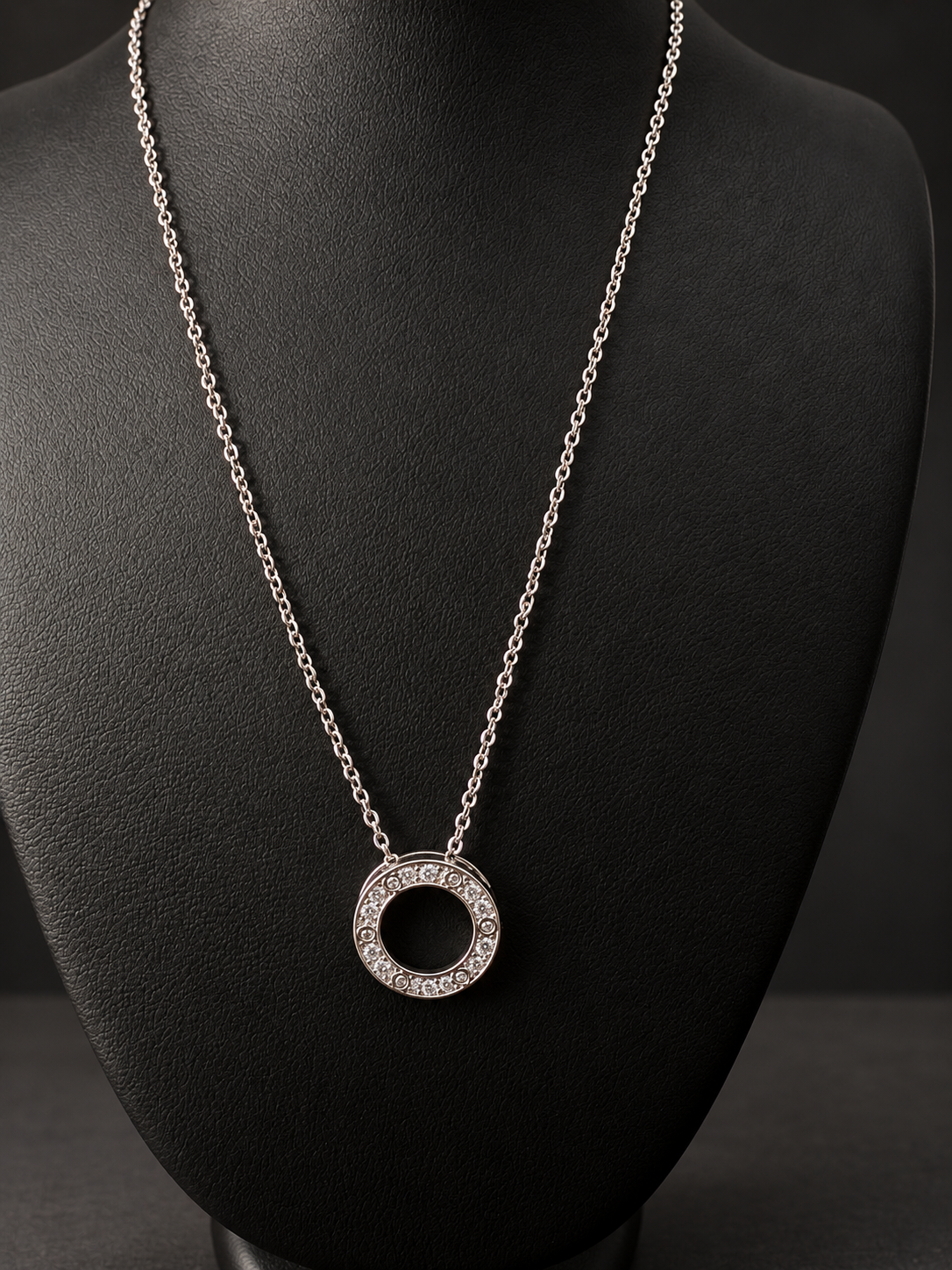 Silver Circle of Elegance 🩶