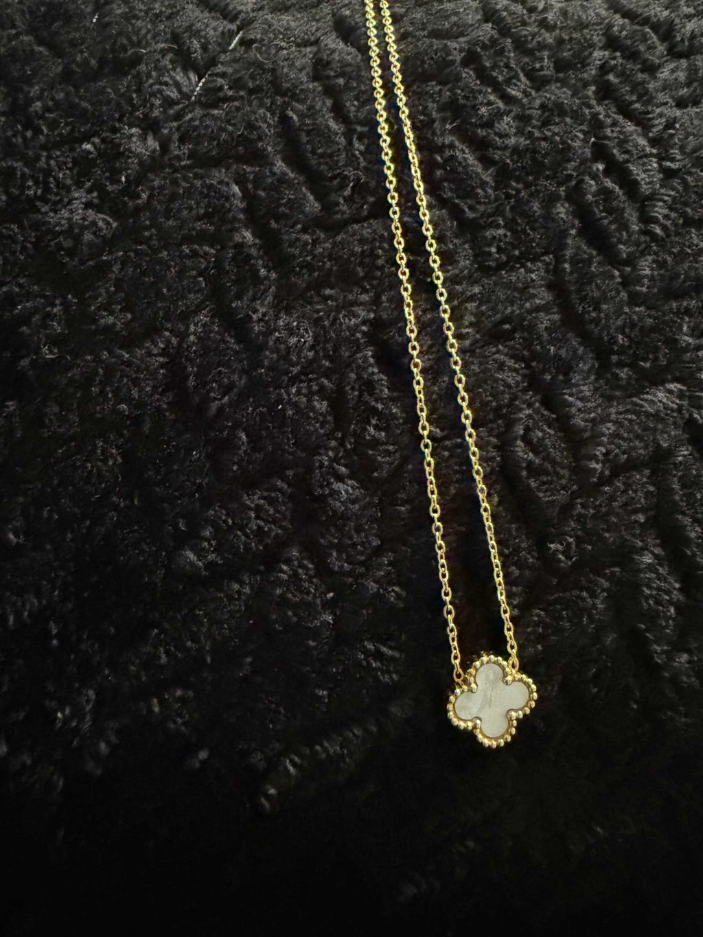 Reversible Clover Necklace white/black