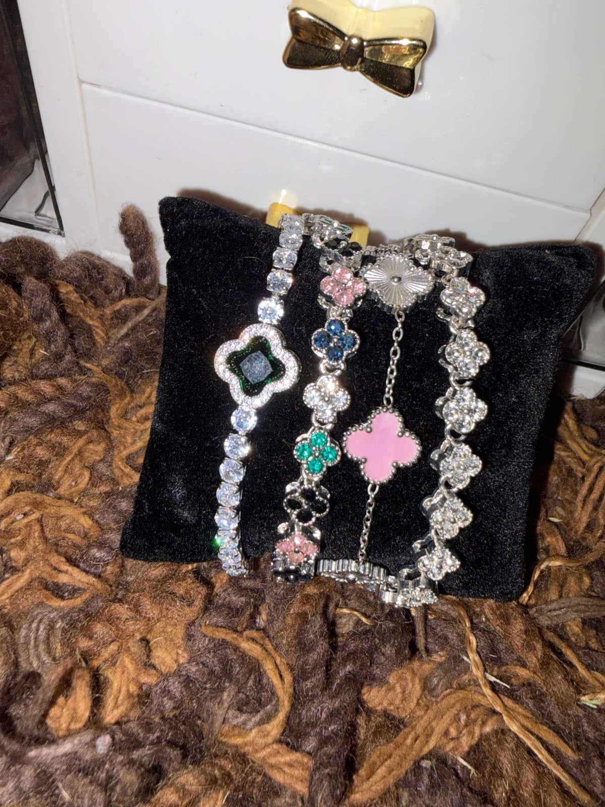 it girl fashion accessory set with tennis and clover motifs